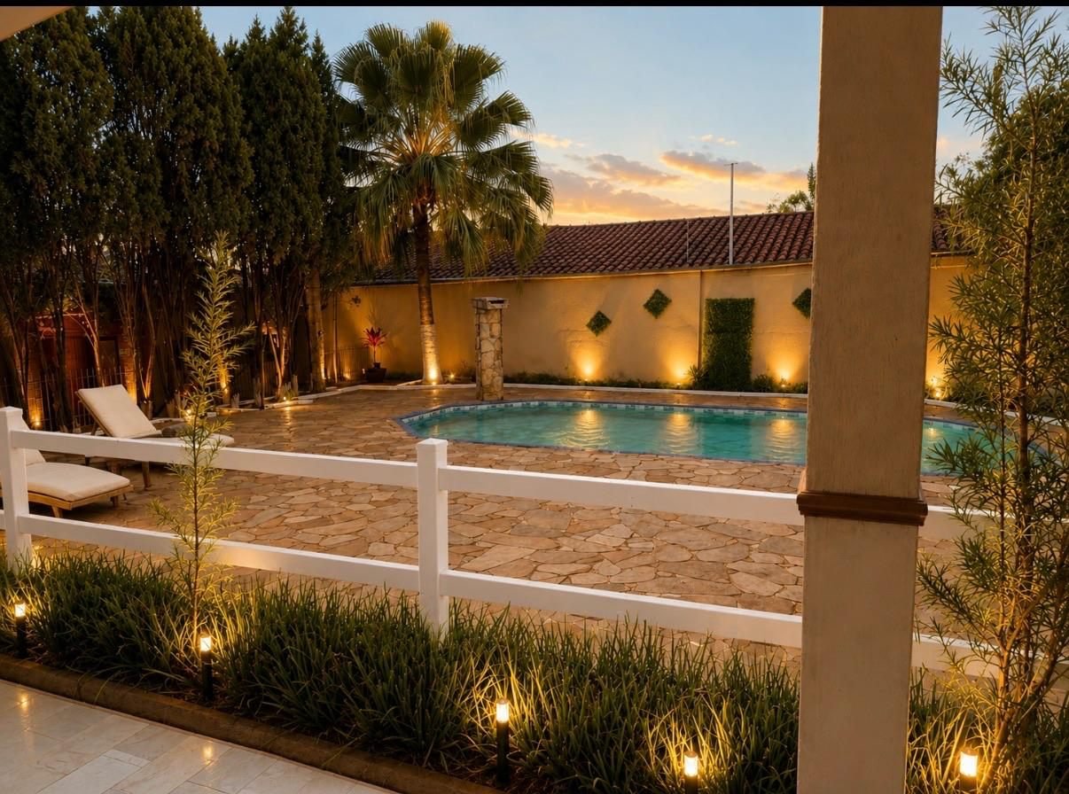 Área de lazer ao entardecer com iluminação