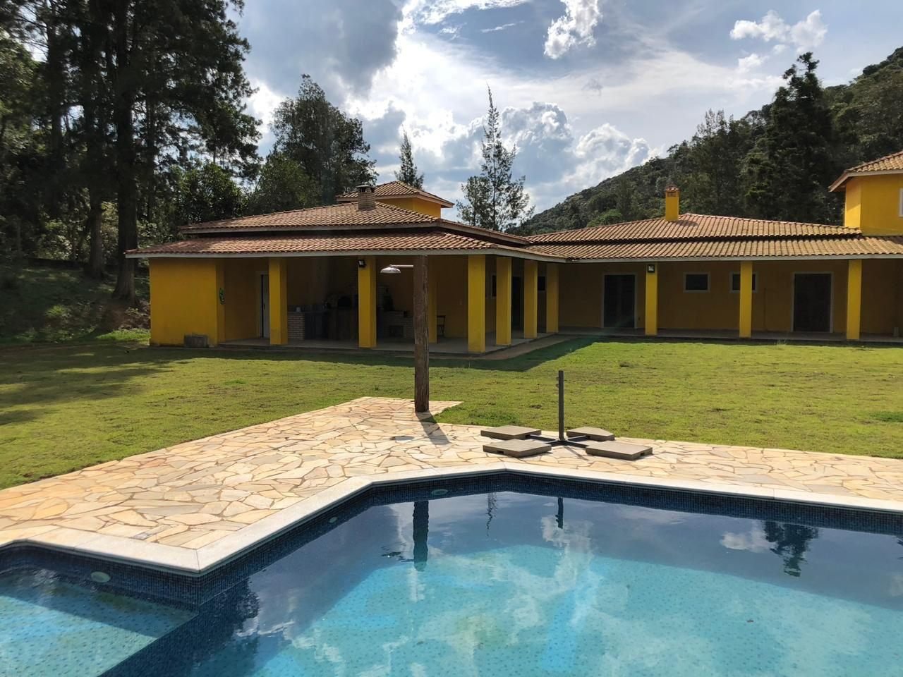 Piscina com a serra ao fundo