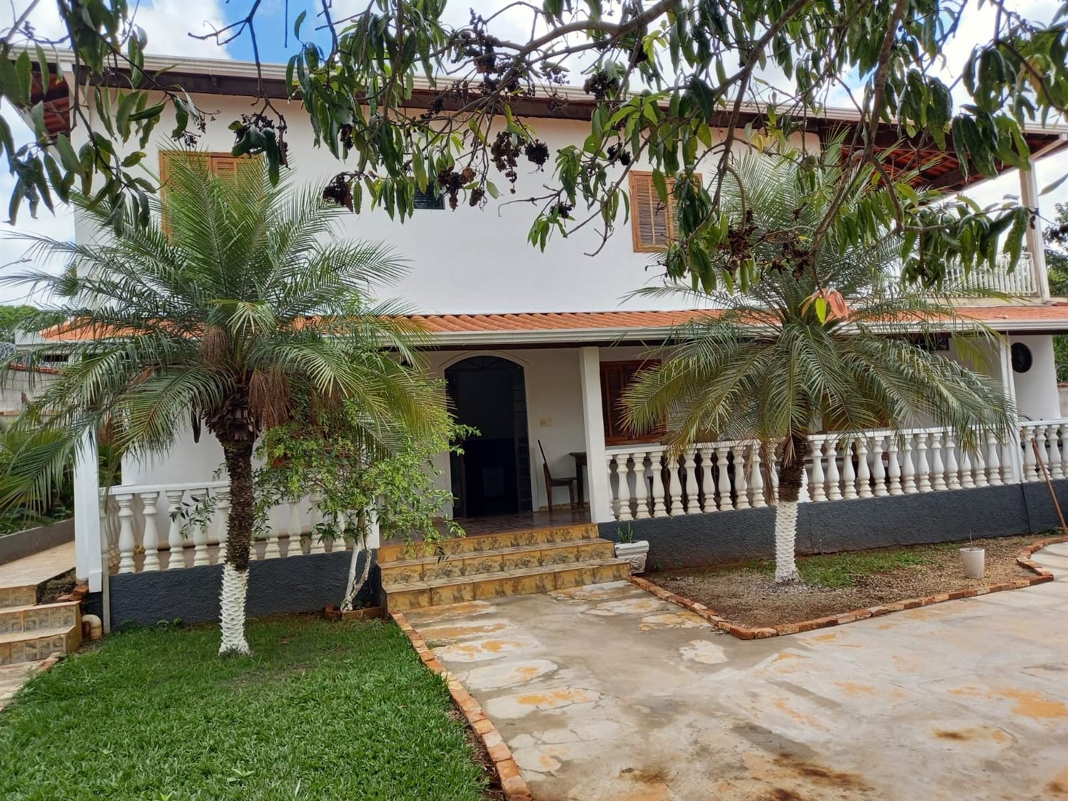 Fachada da unidade com palmeiras