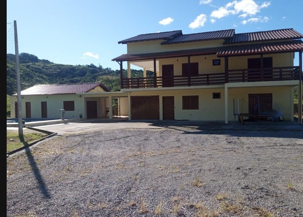 Unidade cercada de área verde