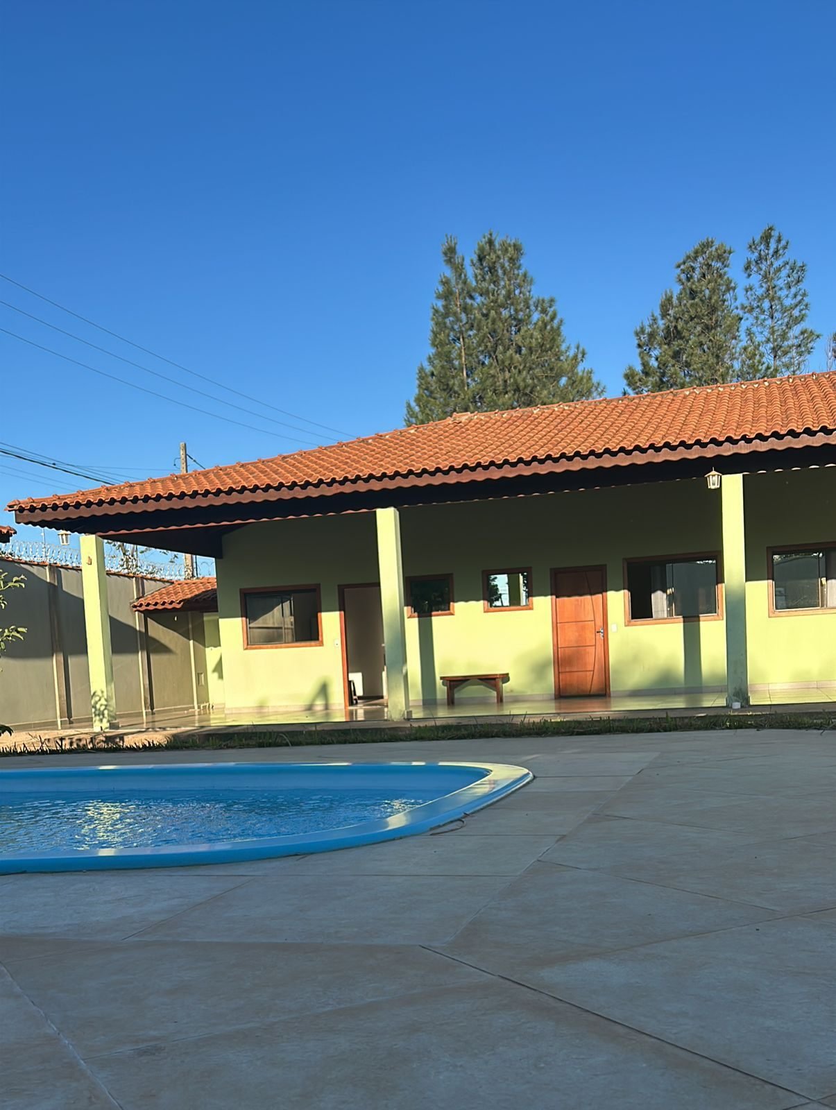 Casa com alpendre e piscina