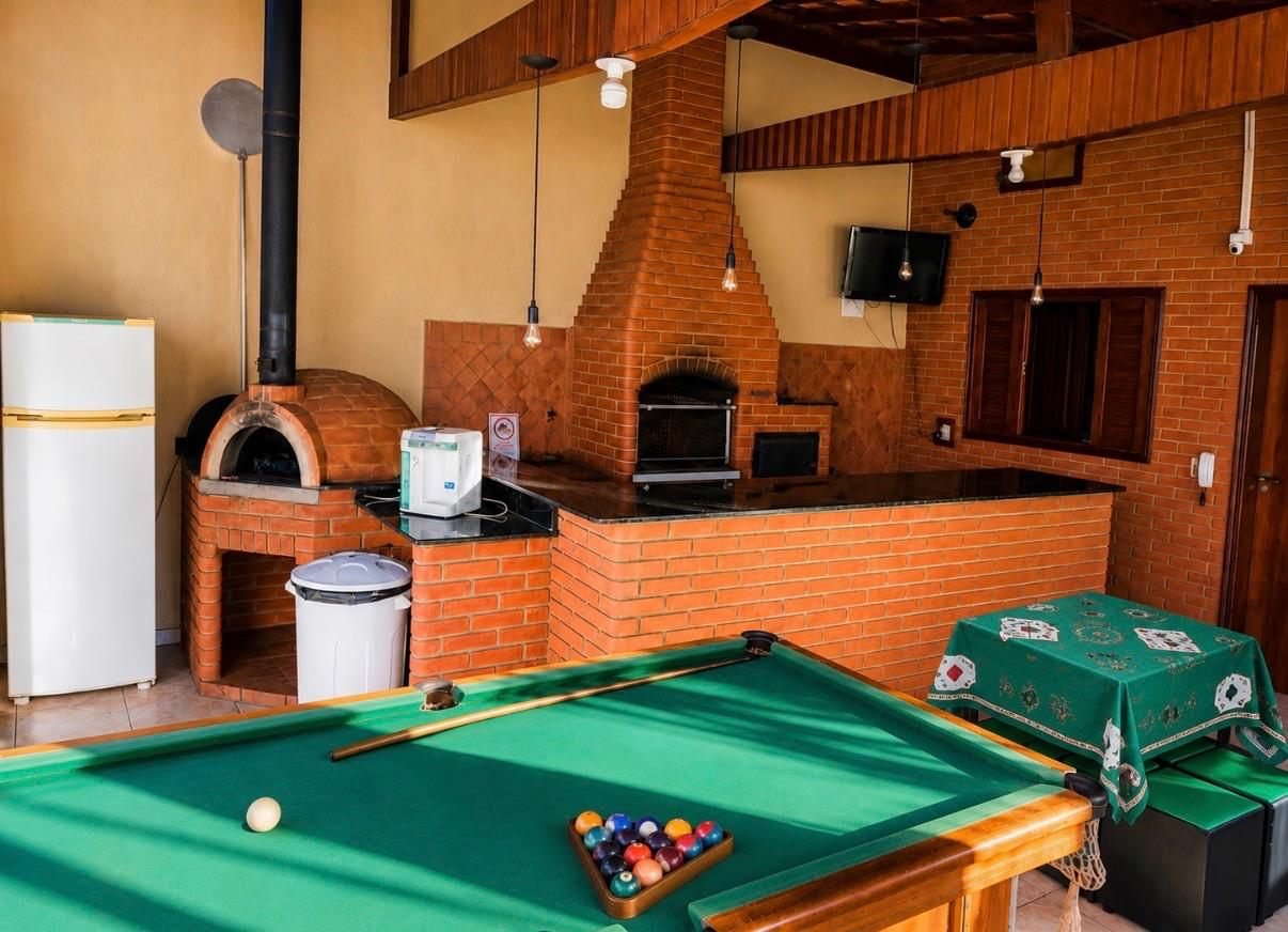 Espaço com forno e churrasqueira