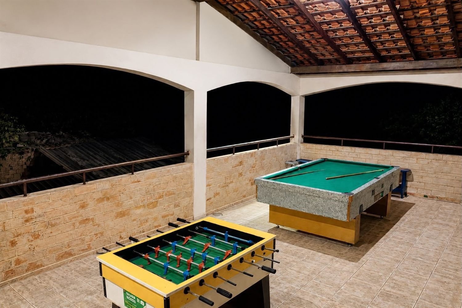 Área de jogos com sinuca e pebolim