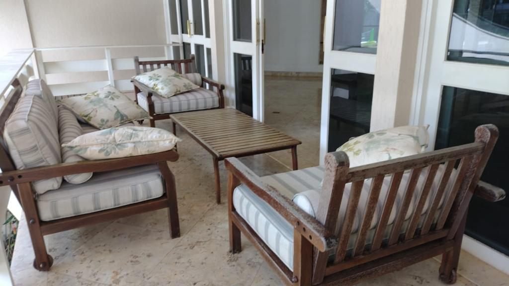 Varanda com poltronas