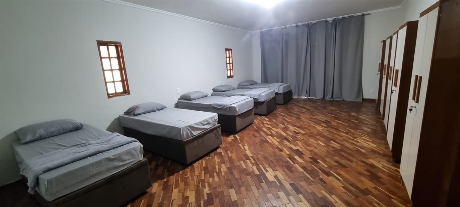 Alojamento amplo com camas e piso de madeira
