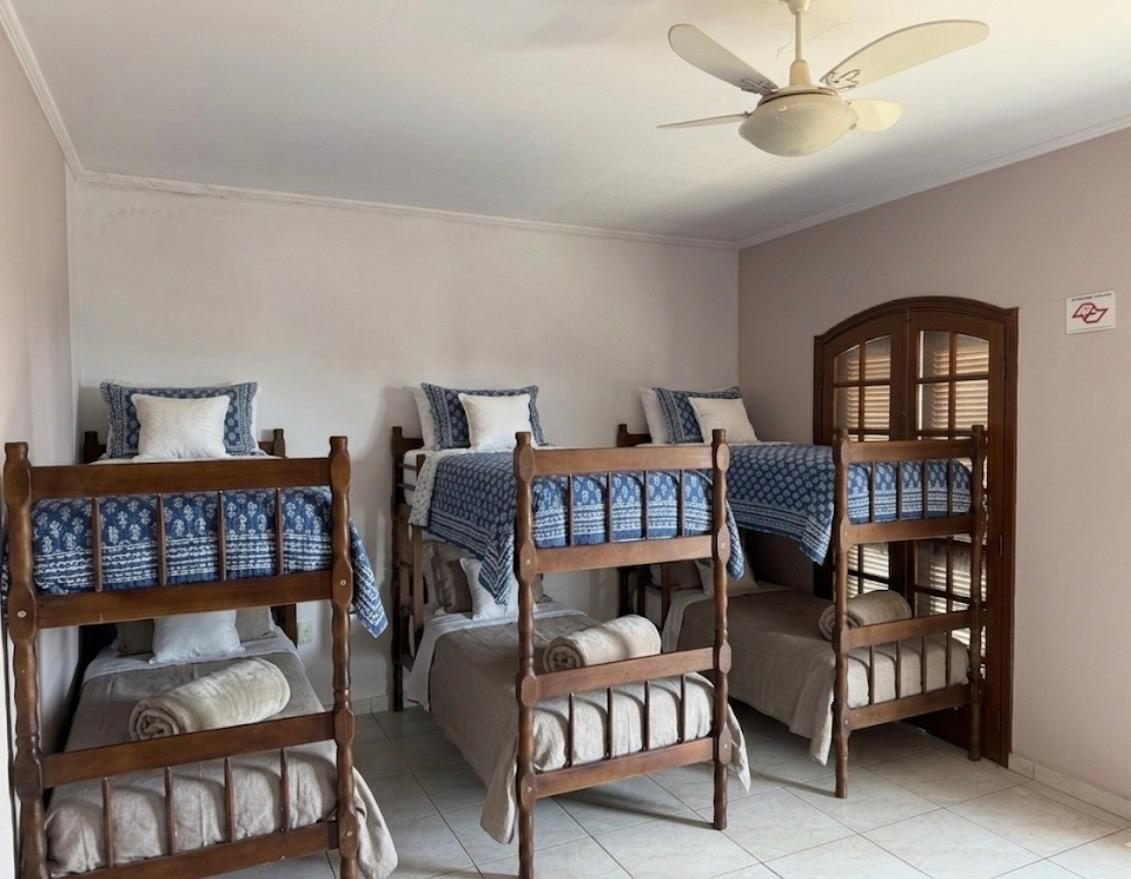 Quarto com beliches e ventilador de teto