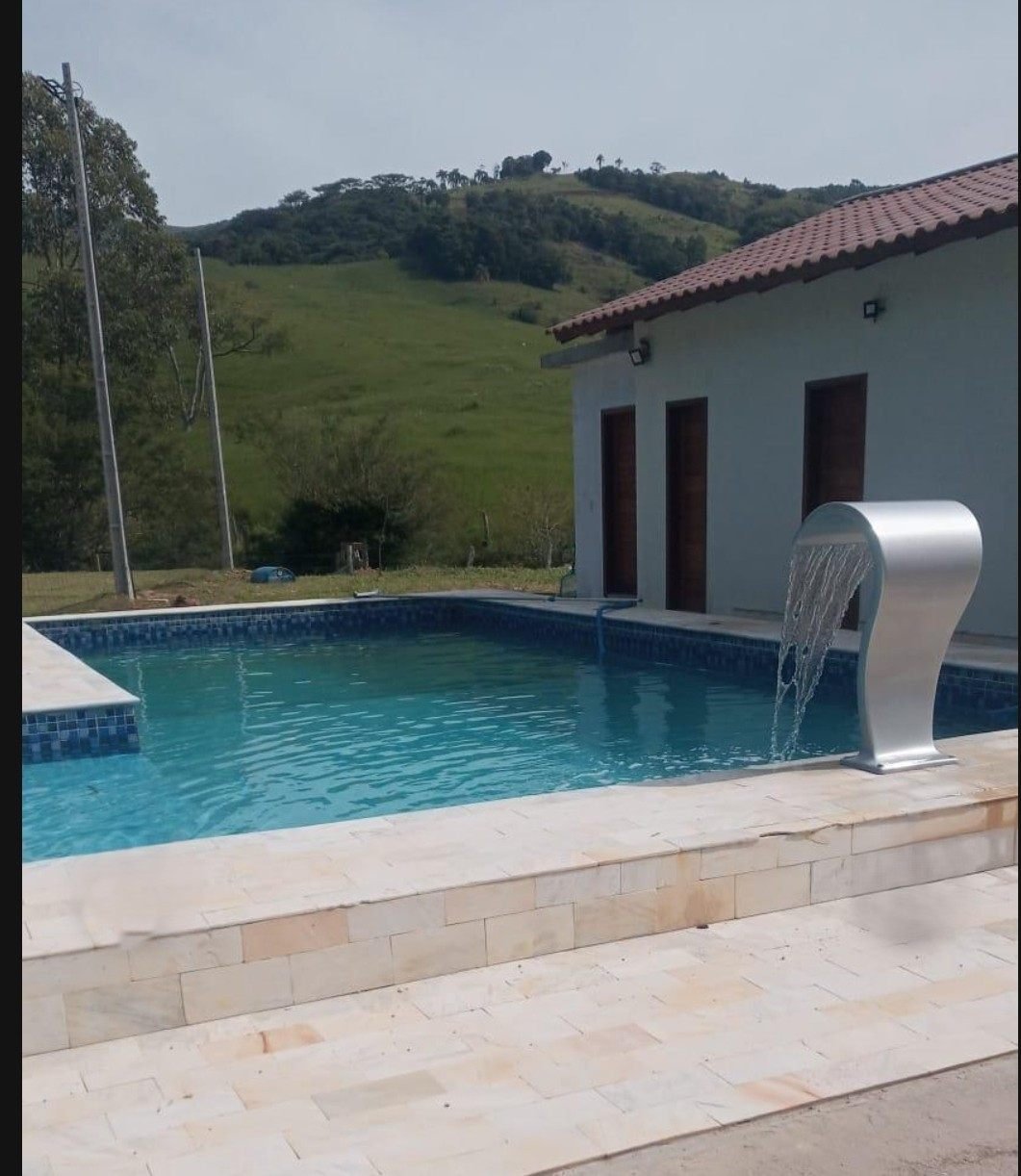 Piscina com cascata